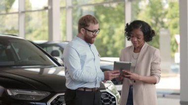 Afrikalı kadın araba galerisinde anlaşma imzaladı ve anahtarları aldı.