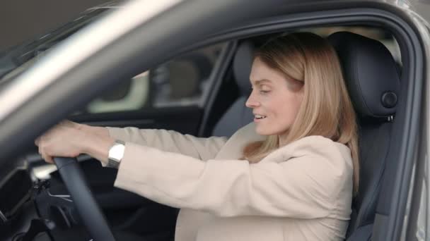 Femme agréable assis dans une nouvelle voiture et sentir le bonheur — Video