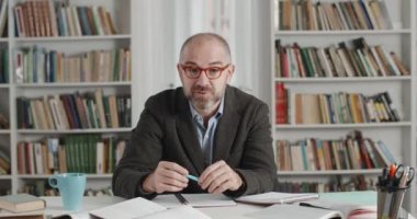 Video çağrısından ders veren olgun öğretim üyesi