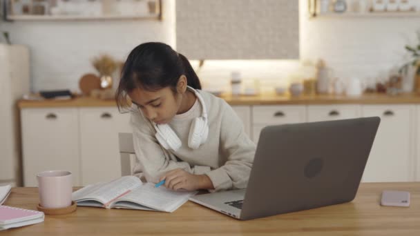 Ινδικό κορίτσι χρησιμοποιώντας σύγχρονο φορητό υπολογιστή, ενώ κάνει την εργασία — Αρχείο Βίντεο
