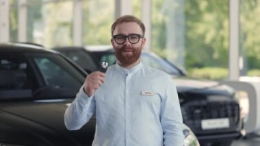 Satıcının elinde araba tamirhanesinde dururken arabanın anahtarları var..