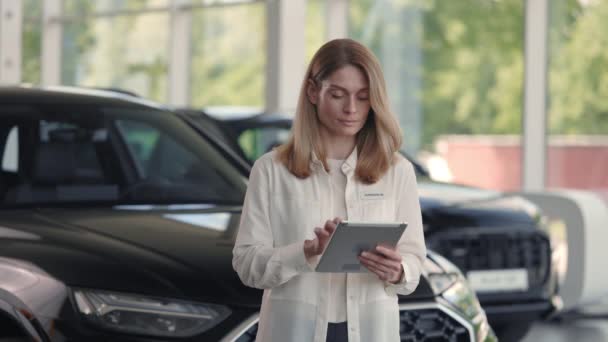 Beraterin nutzt Tablet beim Autoverkauf im Salon — Stockvideo