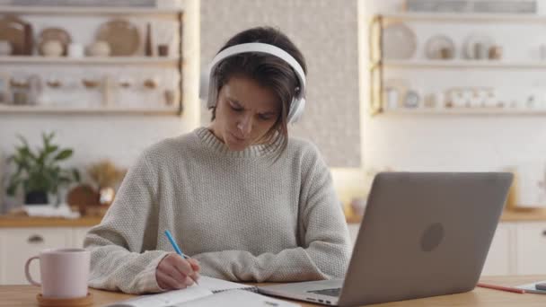 Studente femminile che ha difficoltà durante l'apprendimento a distanza — Video Stock