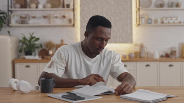 집에 머무는 동안 온라인 시험 준비를 하는 아프리카 남자 — 비디오
