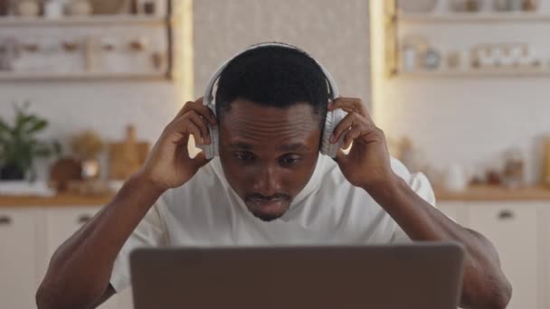 Video dersi için kulaklık ve laptop kullanan Afrikalı öğrenci — Stok video
