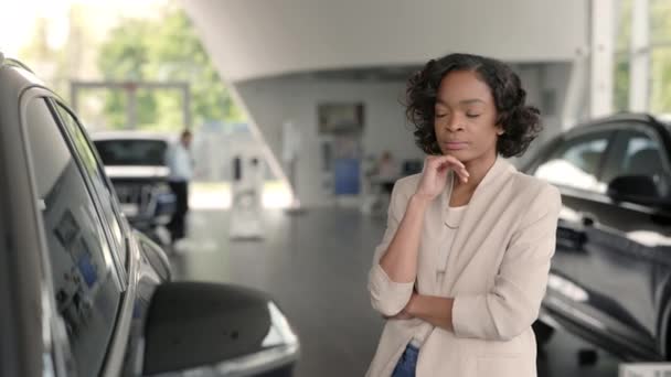 Afrikai-amerikai nő, aki kételkedik a kereskedésben — Stock videók