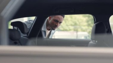 Almadan önce otomotiv detaylarını inceleyen Afrikalı bir adam