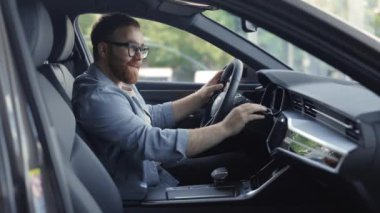 Satıcıda yeni otomobilin sakallı adam test salonu