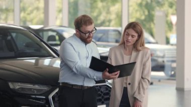Çekici kadın yeni araba almak için sözleşme imzalıyor.