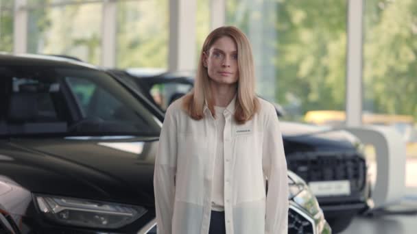 穿着白衬衫、摆出一副工作架势的女汽车经销商 — 图库视频影像