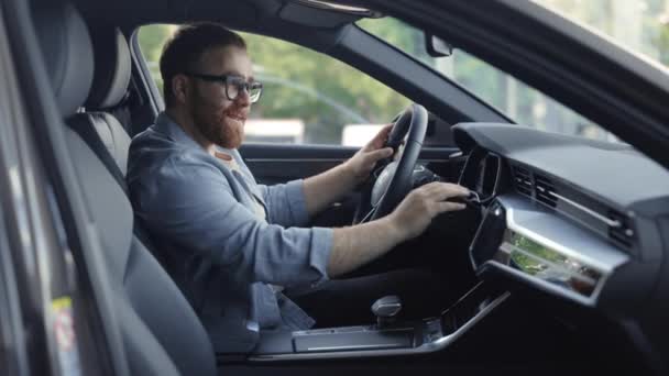 Baard man testen salon van nieuwe auto bij dealer — Stockvideo