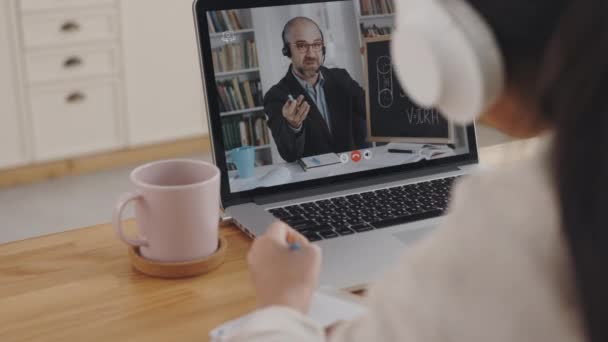 Schülerin hat Videoanruf mit Lehrer auf Laptop — Stockvideo