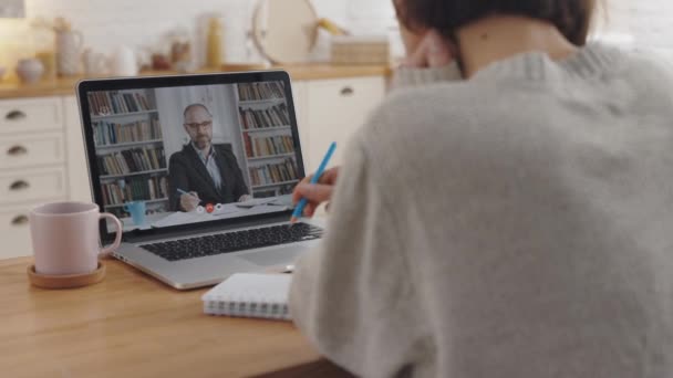 Kvindelig studerende, der har online klasse med vejleder på laptop – Stock-video