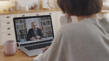 Modern dizüstü bilgisayarda video dersinden keyif alan kız öğrenci