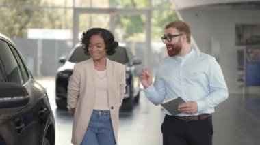 Yeni araba konusunda tablet danışmanı olan bir yönetici