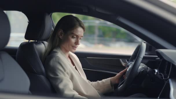 Kobieta klient siedzi w nowym samochodzie i dotykając wszystkich szczegółów — Wideo stockowe