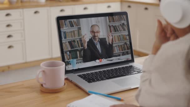 Étudiante ayant une leçon en ligne avec conférencier sur ordinateur portable — Video