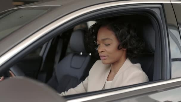 Femme africaine assis dans la voiture tandis que le vendeur masculin donnant des clés — Video