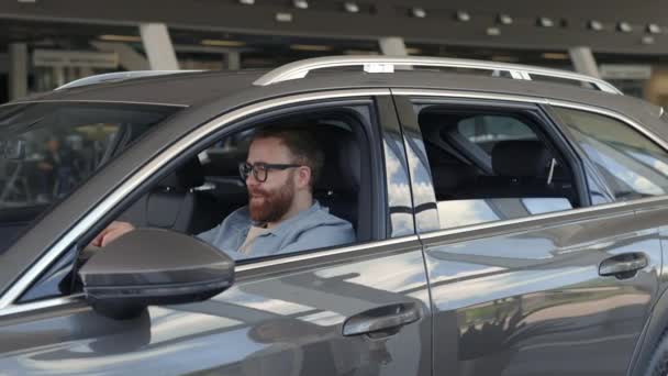 Vrouwelijke dealer geeft sleutels van nieuwe auto aan mannelijke eigenaar — Stockvideo