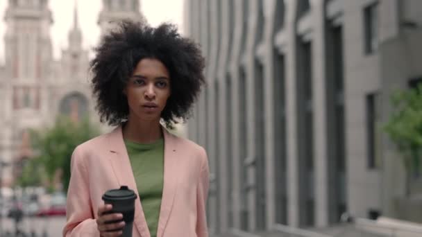 Jonge multiraciale mooie zakenvrouwen op haast lopen op straat en kijken naar horloge tijdens het runnen van de stad. Vrouwelijke stap pak tijd baan slim concept. — Stockvideo