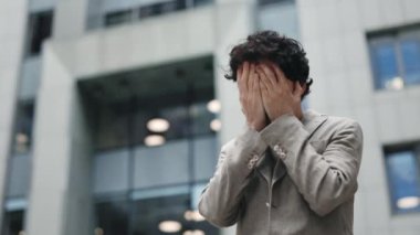 Hayır, olamaz. Esmer, beyaz, üzgün adamın düşük açılı görüntüsü elleriyle yüzünü kapattı ve işteki başarısızlığını düşünürken hayal kırıklığına uğradı. İnsan duyguları kavramı.