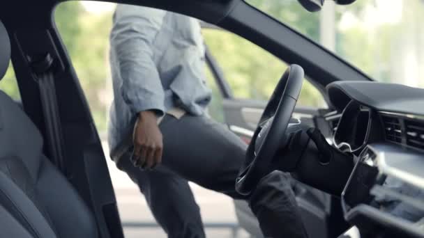 Afrikalı adam yeni arabasında oturuyor ve mutluluğu hissediyor. — Stok video