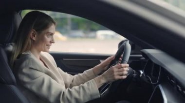 Otomobili kuaförde seçen ve test eden mutlu kadının yan görüntüsü