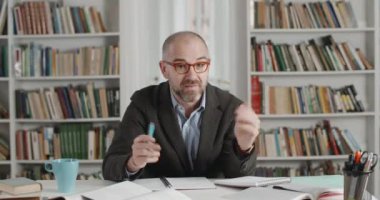 Video çağrısı sırasında erkek öğretmenler öğrencileri selamlıyor