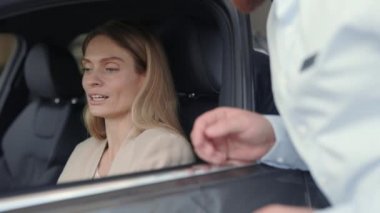 Cazibeli kadın galeride yeni bir araç seçiyor.