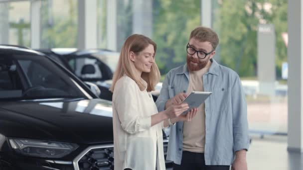 Männliche Kunden unterzeichnen Vereinbarung über Tablet beim Neuwagenkauf — Stockvideo
