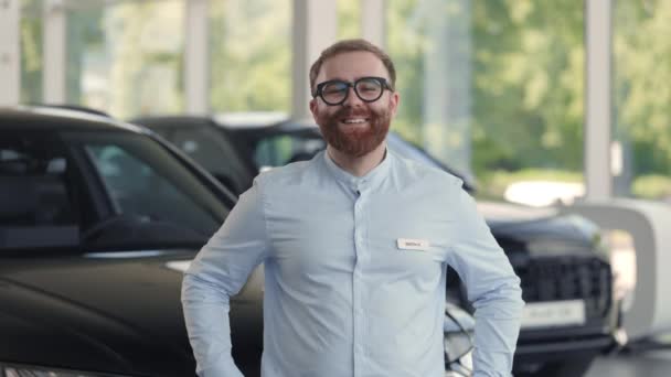 Усміхнений чоловік у формальному одязі, що стоїть в автосалоні — стокове відео
