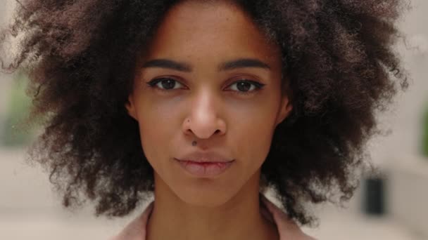 Vista de retrato de la atractiva joven multirracial moderna en traje formal mirando a la cámara exterior en la calle. Concepto de retrato de empresaria segura. — Vídeos de Stock