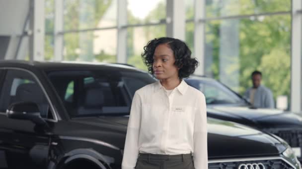 Donna africana in piedi al salone di auto e mantenere le chiavi — Video Stock