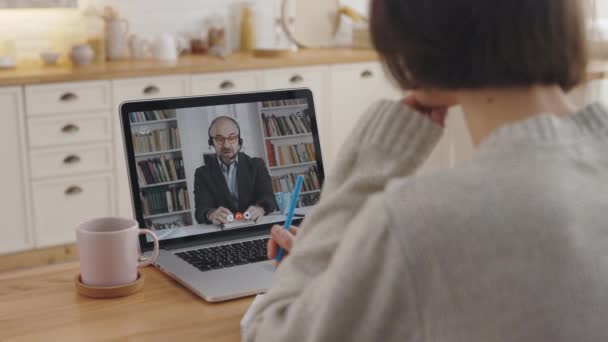 Mulher tendo aula de vídeo com palestrante no laptop — Vídeo de Stock