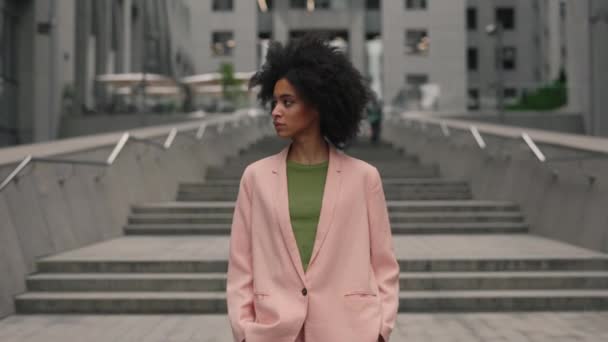 So stilvoll. Taillierte Porträtansicht des stilvollen multirassischen Mädchens, das auf der Straße in modischer Kleidung vor der Kamera posiert. Street-Style und Outfit-Konzept. — Stockvideo