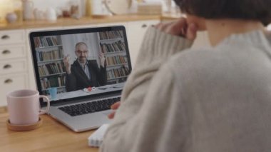 Online video dersi için kablosuz bilgisayar kullanan kadın