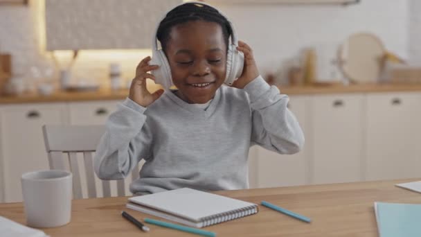 Heureux élève africain profitant de la musique dans les écouteurs — Video
