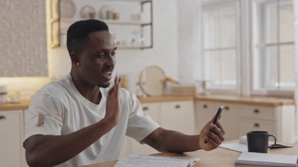 Afrikaanse man glimlachend en zwaaiende hand tijdens videogesprek — Stockvideo