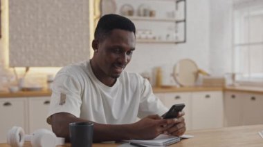 Afrikalı adam evde eğitim için modern aletler kullanıyor.