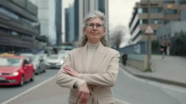 Sokakta poz veren gri saçlı iş kadını portresi
