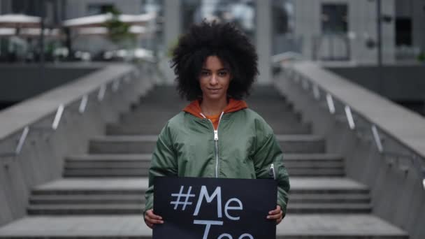 Ich auch. Porträtansicht des brünetten multirassischen Mädchens, das auf der Straße steht und der Kamera ein Banner zeigt, während sie um ihre Regeln ringt. Menschen-Regeln-Konzept. — Stockvideo