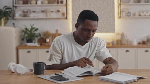 Erkek öğrenci sınavlara hazırlanırken notları gözden geçiriyor — Stok video