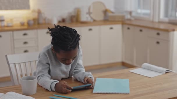 Africké dítě pomocí smartphonu pro distanční vzdělávání — Stock video