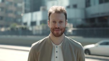 Açık havada duran kendine güvenen sakallı adamın portresi.