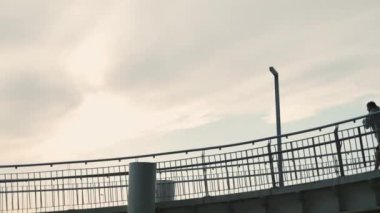 Aktif kıyafetli bir adam temiz hava için kardiyo eğitimi alıyor.