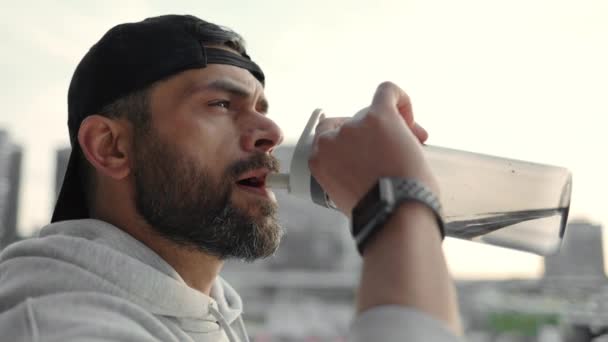 运动员在室外喝瓶装水 — 图库视频影像
