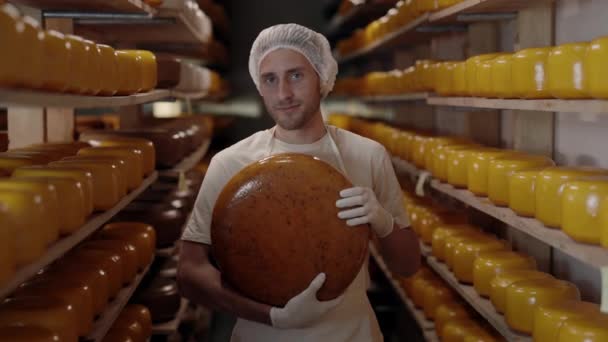 Uomo con la testa di formaggio in piedi alla fabbrica di latticini — Video Stock