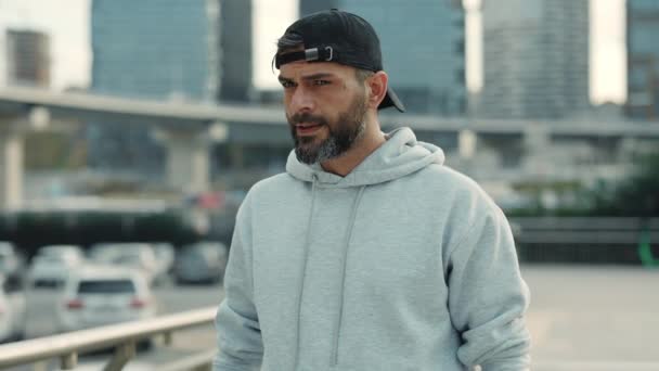 Corredor tomando un descanso después de cardio en la calle de la ciudad — Vídeos de Stock