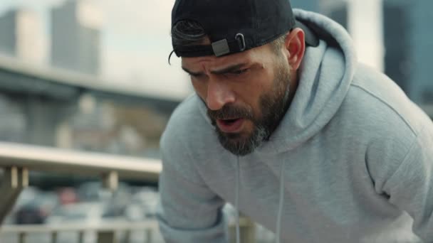 Cansado masculino corredor tendo pausa após o treino ao ar livre — Vídeo de Stock