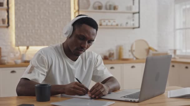 Angry black student having difficulties during home studying — Vídeos de Stock